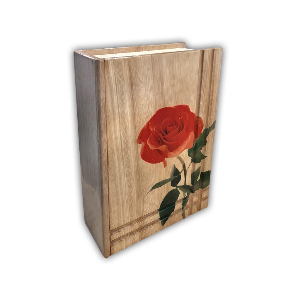 Questa urna è realizzata simulando la forma di un libro nei suoi particolari più caratteristici, come il dorso e le pagine scolpite direttamente nel legno.Puoi scegliere tra diverse decorazioni, oppure personalizzare l'urna con grafiche e testi scelti da te. Questo ti permette di creare un'urna unica e immortale nel tempo, capace di esprimere al meglio la memoria del tuo caro defunto in modo elegante e discreto.Insieme all'urna è incluso nella fornitura anche il contenitore per le ceneri.